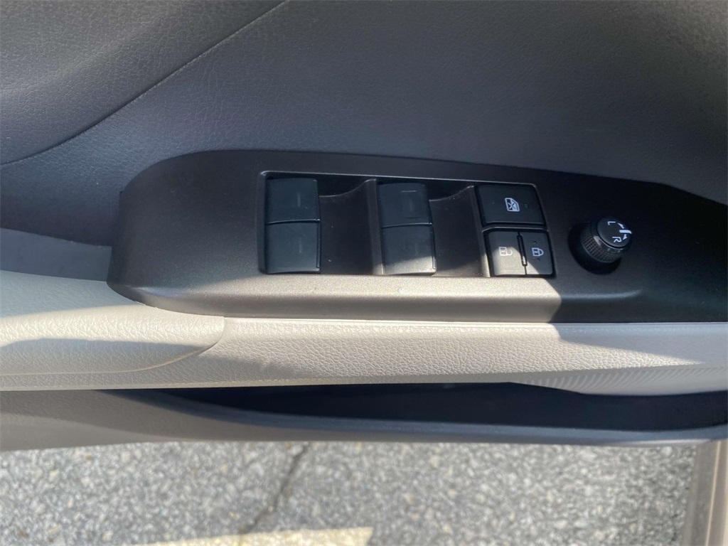 2024 Toyota Camry Hybrid SE photo 15