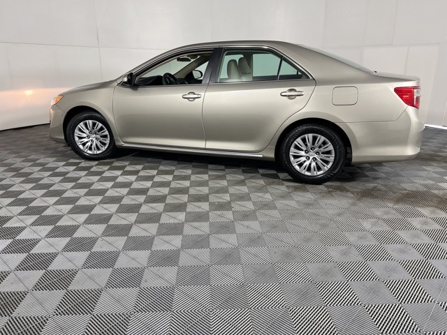 2014 Toyota Camry SE photo 5