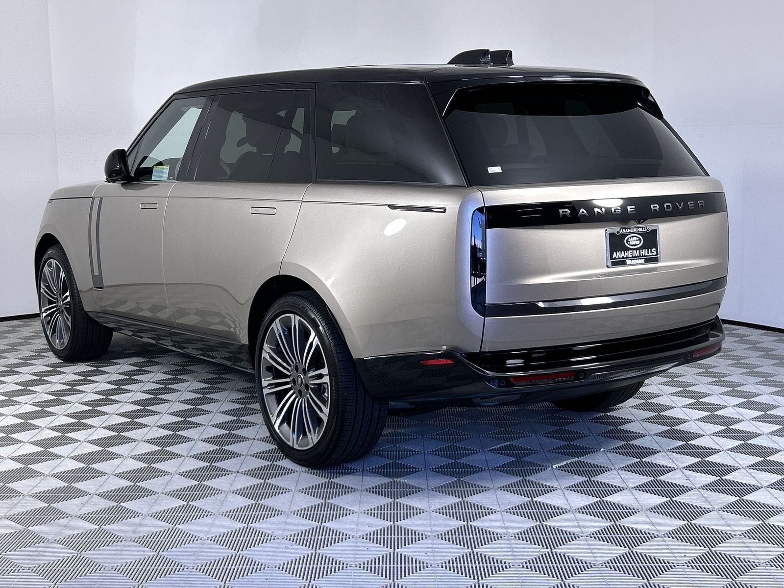 2025 Land Rover Range Rover SE photo 3