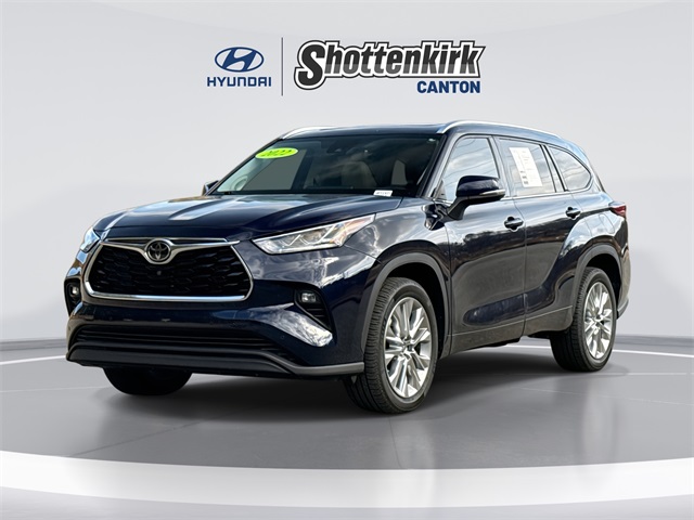 2022 Toyota Highlander Limited's photo