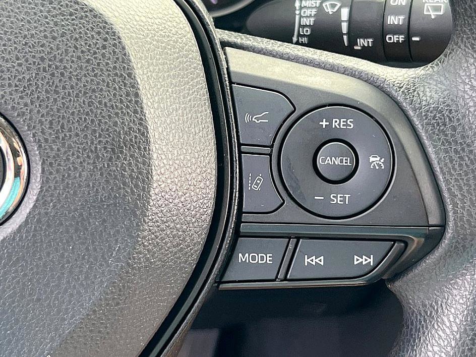 2022 Toyota RAV4 Hybrid XLE photo 17