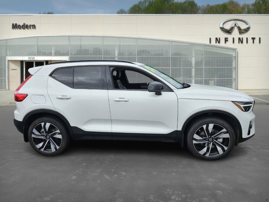 2024 Volvo XC40 Ultimate AWD photo 2