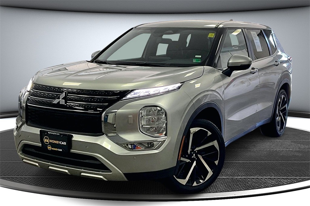 2023 Mitsubishi Outlander SE's photo