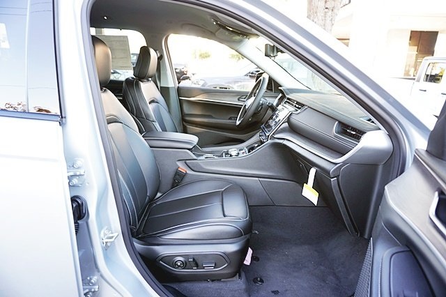 New 2023 Silver Zynith Exterior Paint Jeep Limited image 14