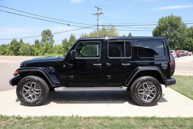 2025 Jeep Wrangler Sahara photo 28