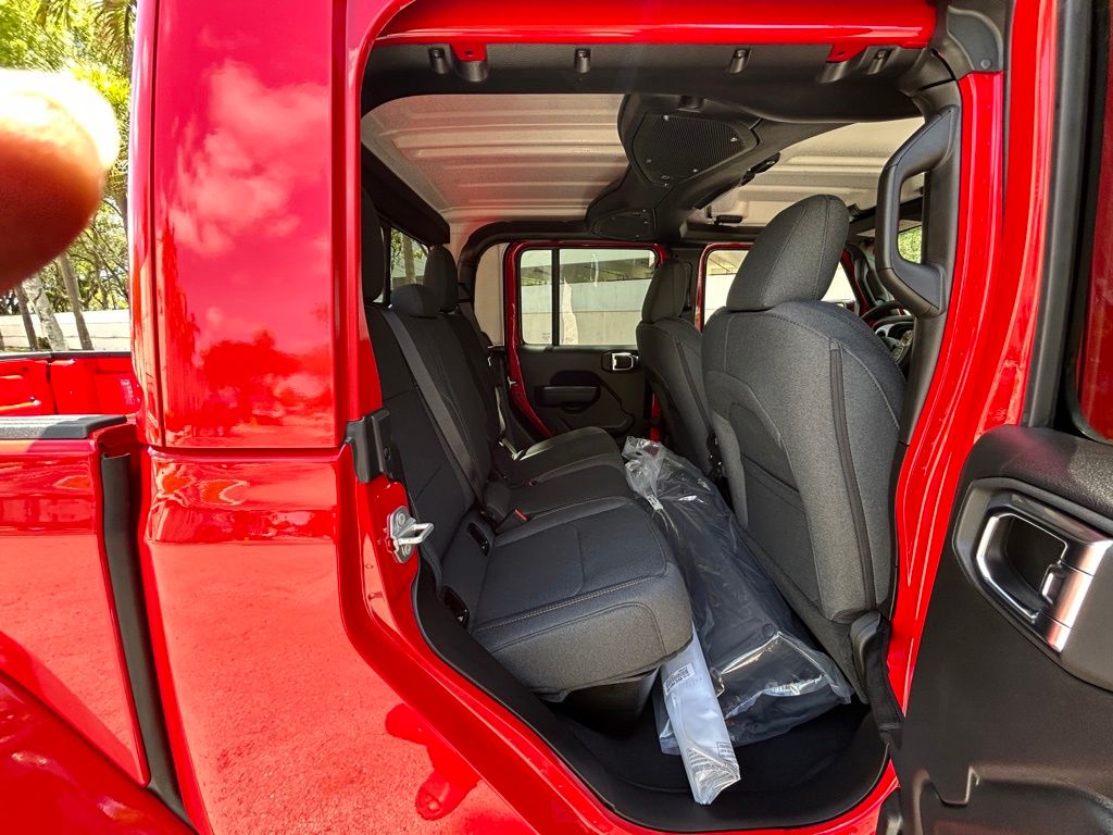 2025 Jeep Gladiator Sport S photo 21