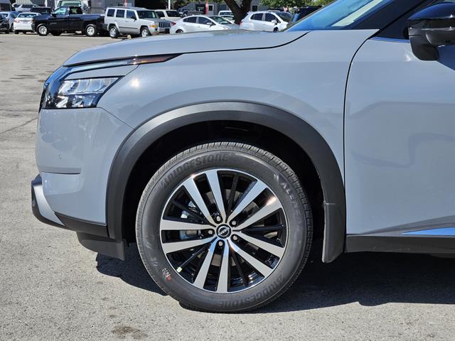 2025 Nissan Pathfinder Platinum photo 6