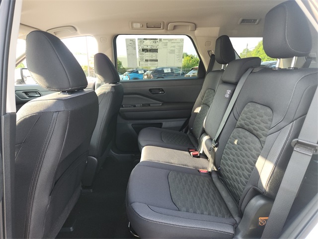2025 Nissan Pathfinder SV photo 4