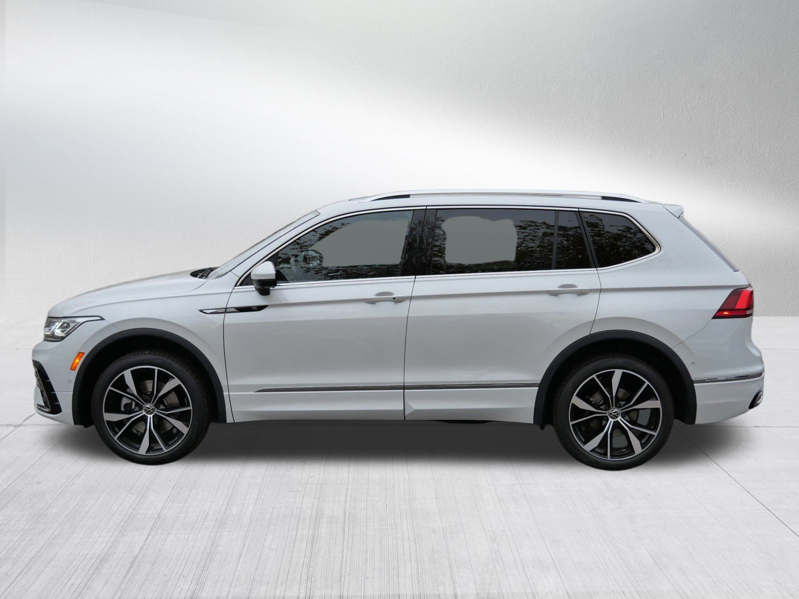 2023 Volkswagen Tiguan SEL R-Line photo 4