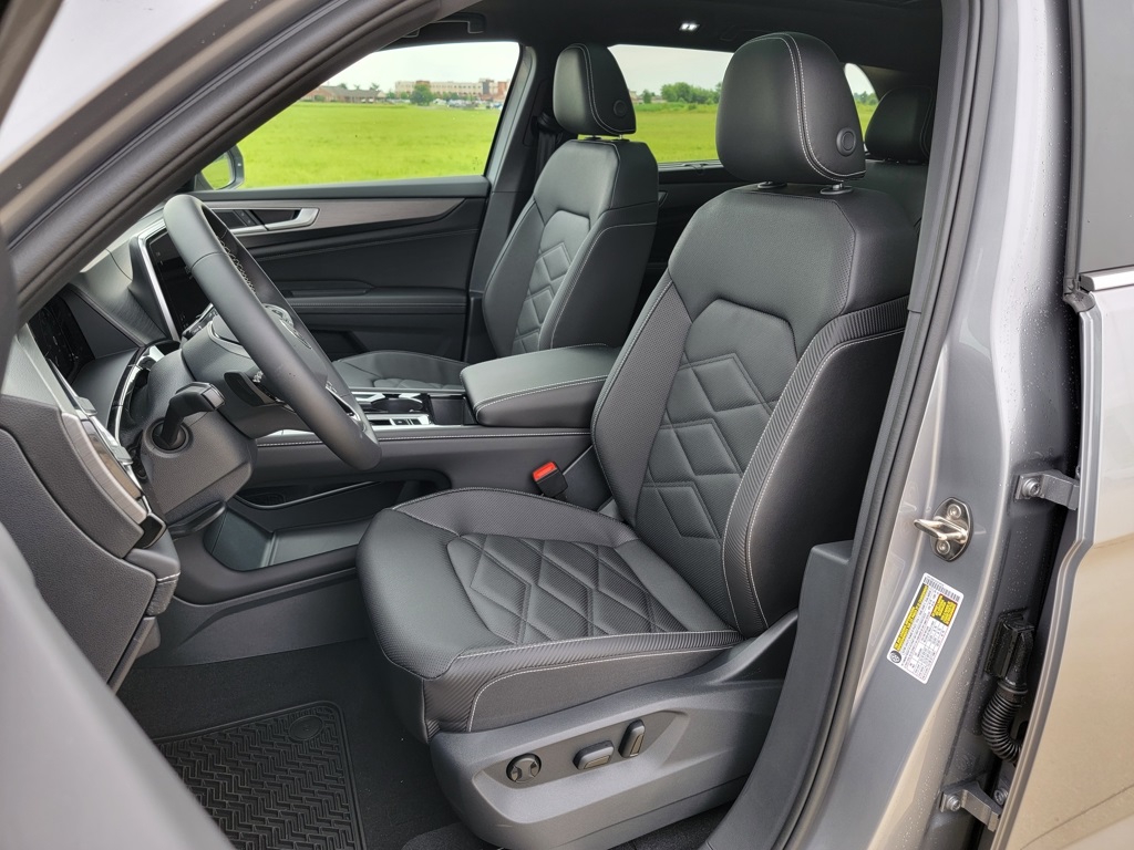 2025 Volkswagen Atlas Cross Sport SE Technology photo 2