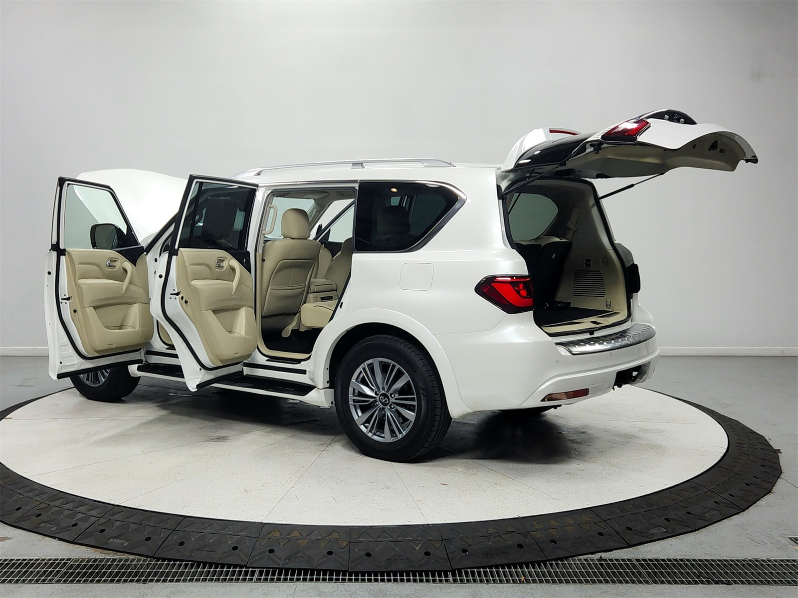 2023 Infiniti QX80 Luxe photo 11