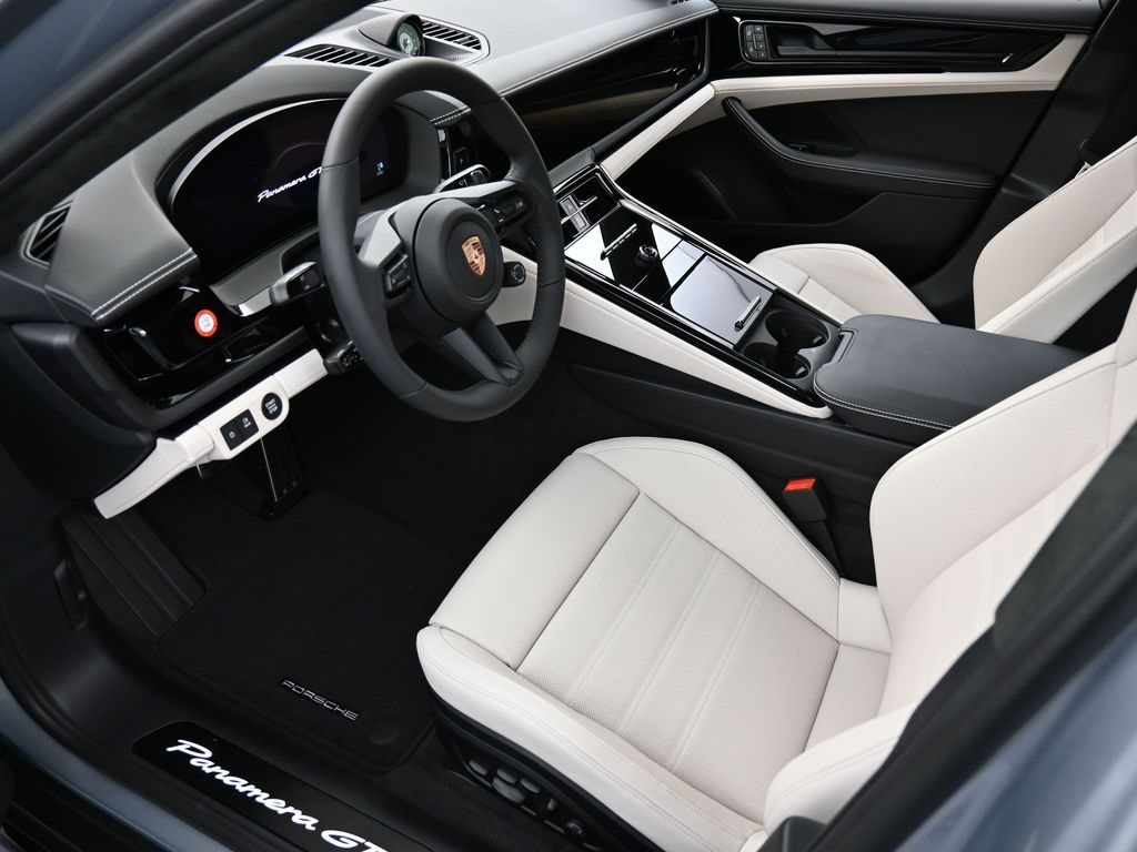 2026 Porsche Panamera GTS photo 3