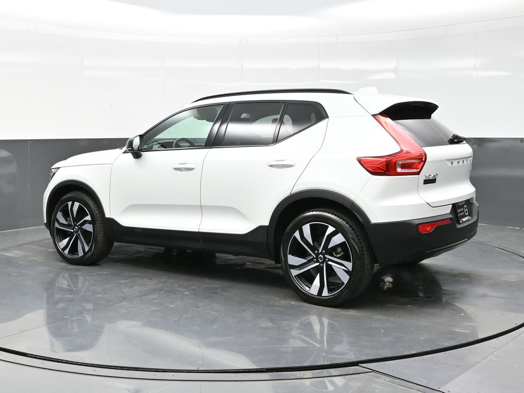 2025 Volvo XC40 Plus photo 3