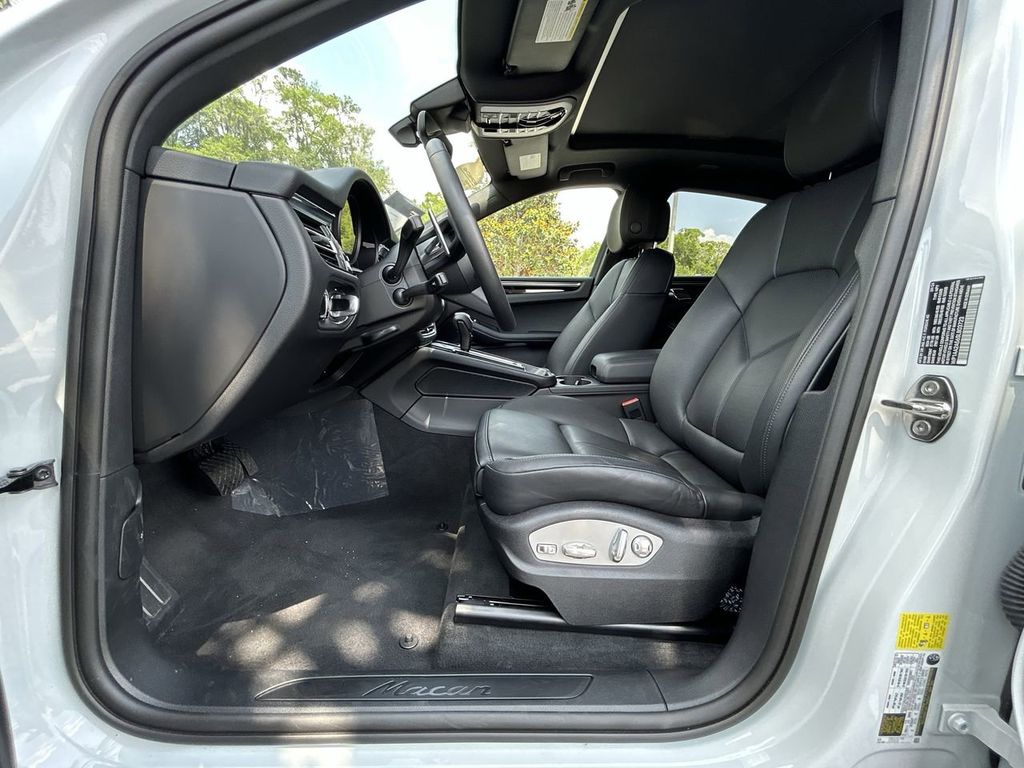 2025 Porsche Macan Base photo 15