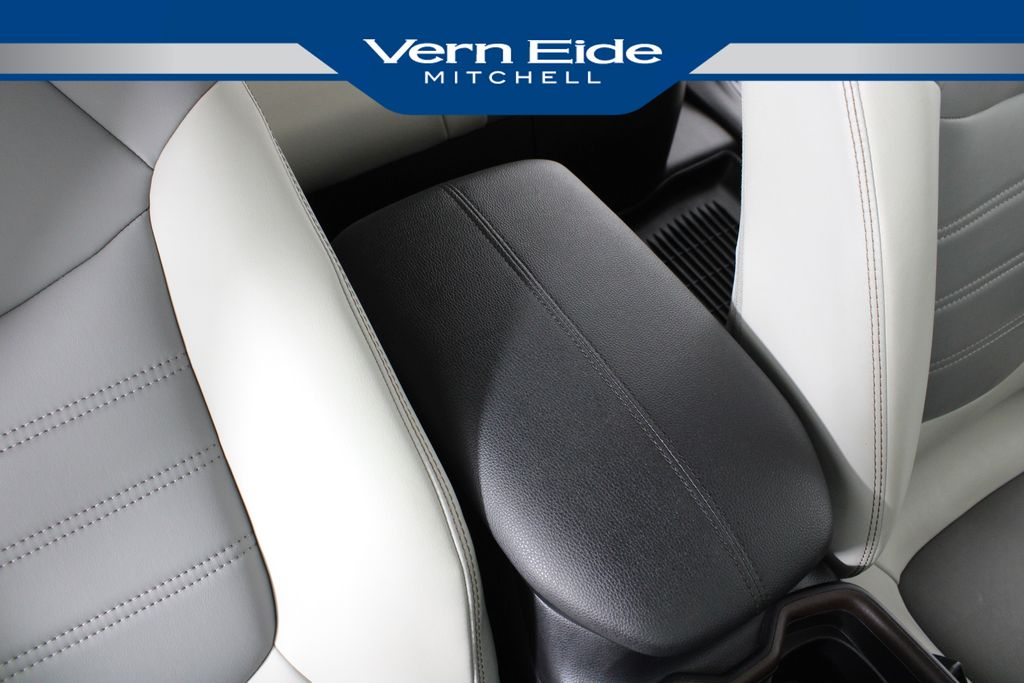 2019 Toyota RAV4 Hybrid Limited photo 3