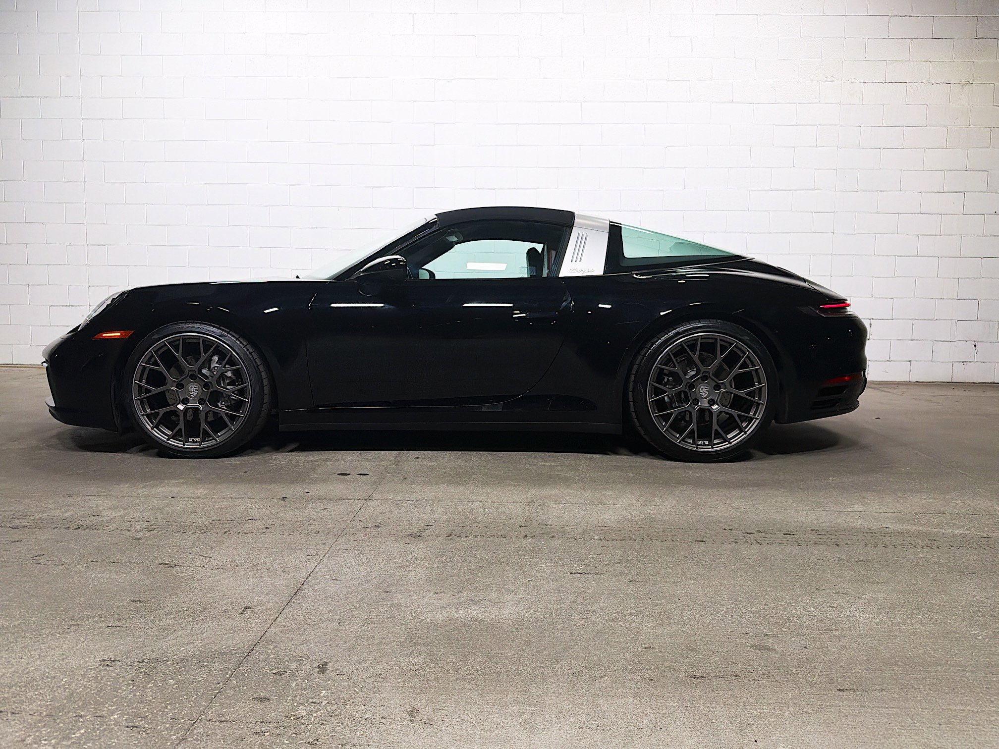 2022 Porsche 911 Targa 4 photo 2