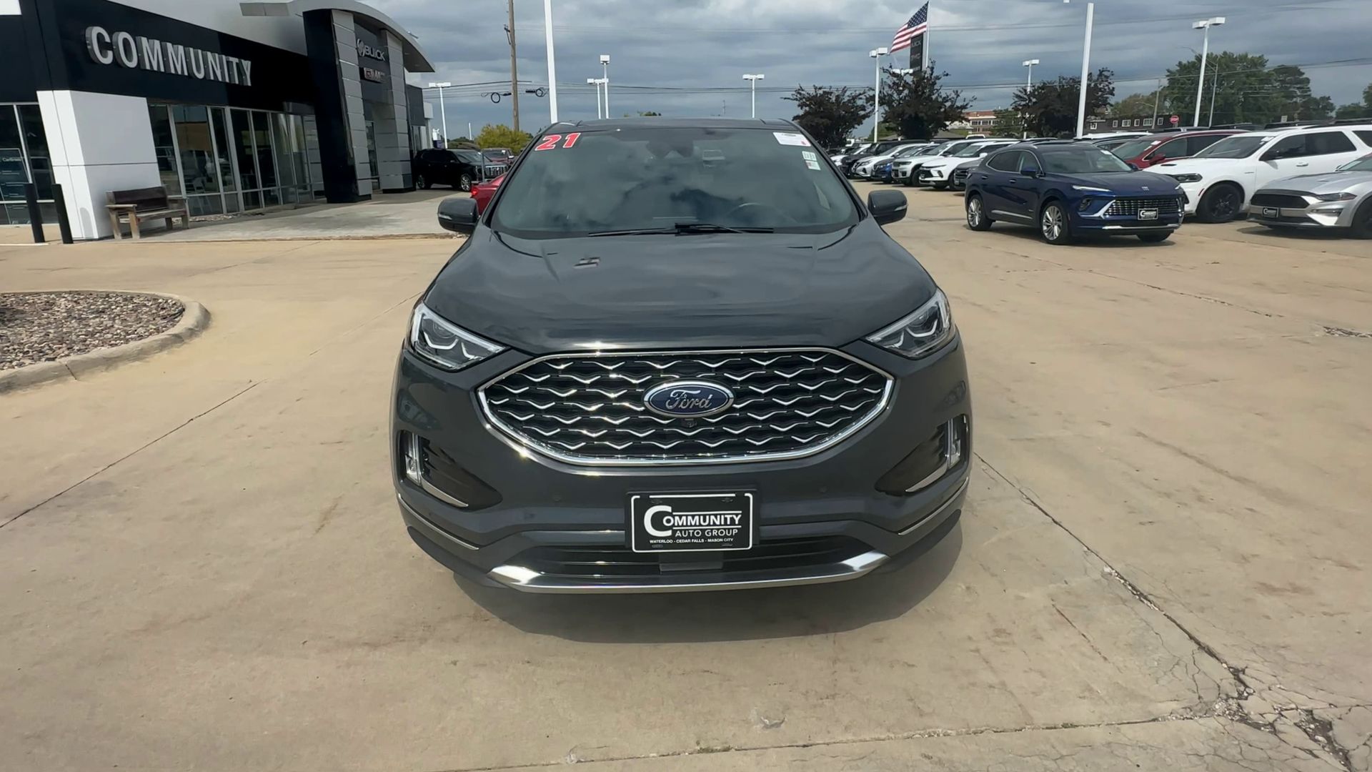 2021 Ford Edge Titanium photo 2