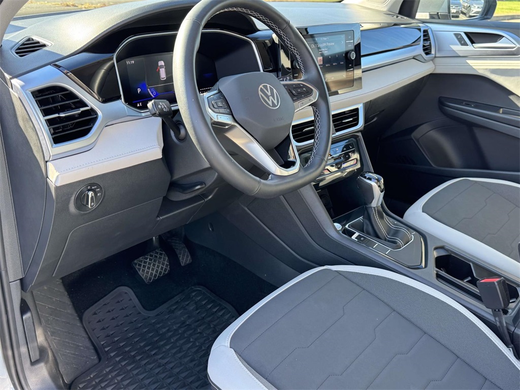 2025 Volkswagen Taos SE photo 2