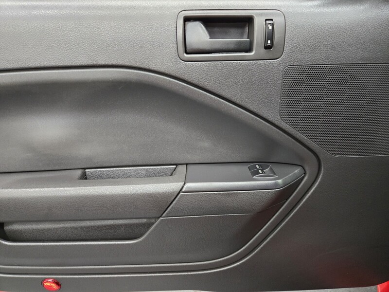2006 Ford Mustang GT Deluxe photo 13