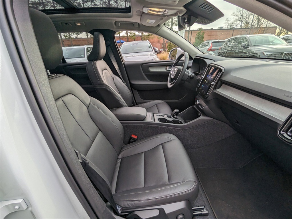 2025 Volvo XC40 Core photo 3
