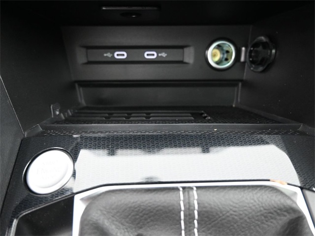 2025 Volkswagen Taos SE photo 4