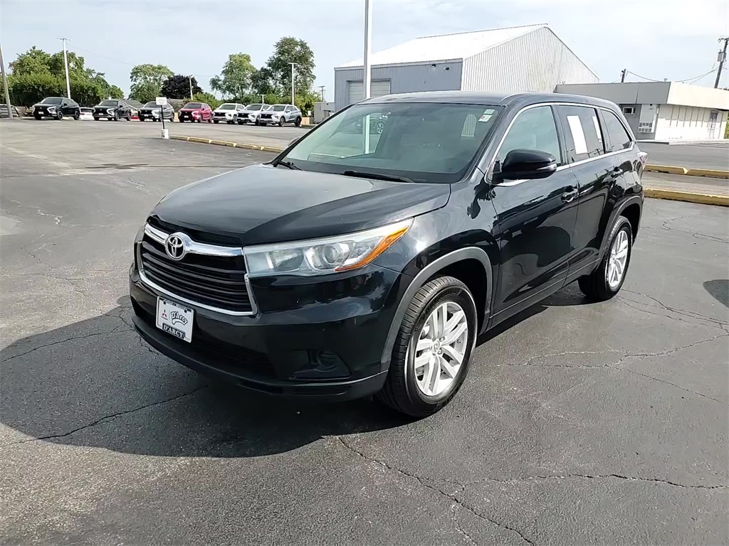2015 Toyota Highlander LE photo 2