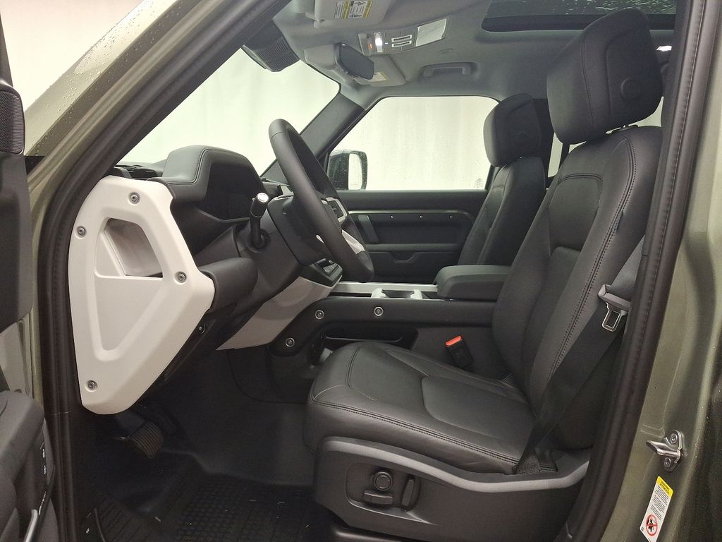 2025 Land Rover Defender 110 S photo 6