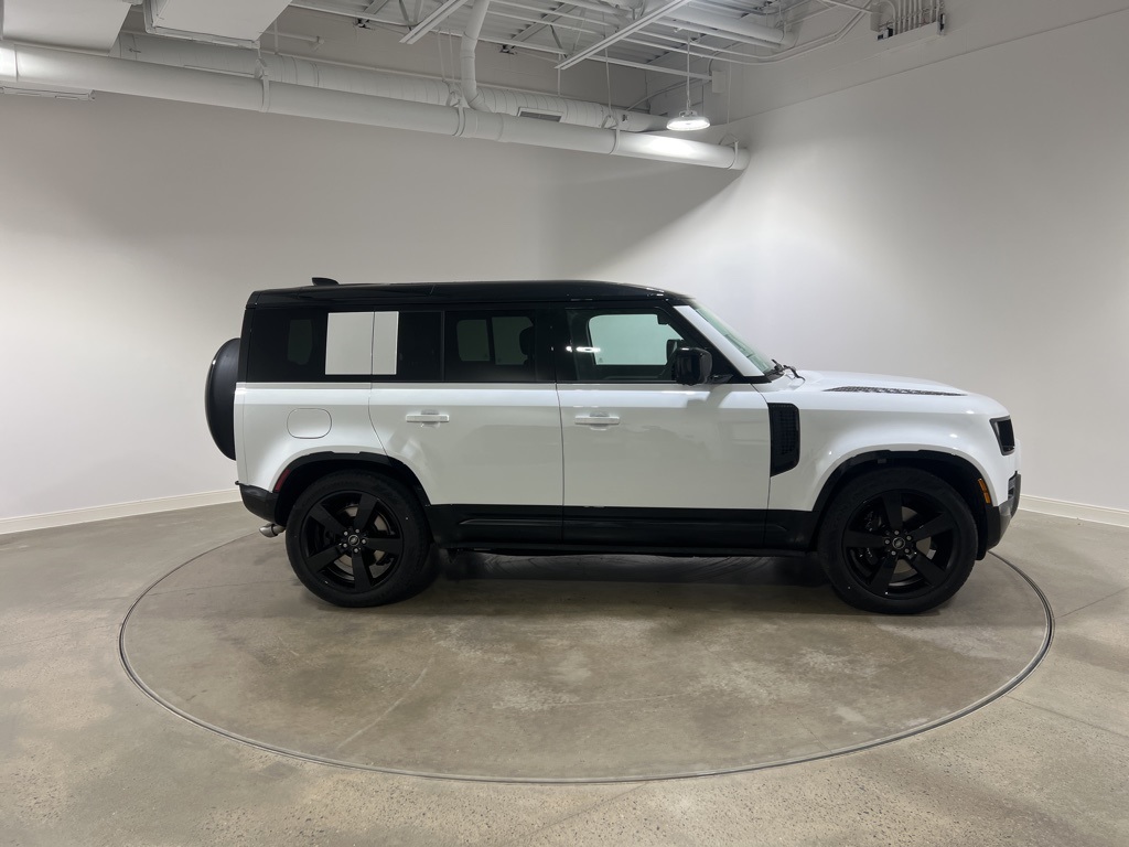 2025 Land Rover Defender 110 V8 photo 5