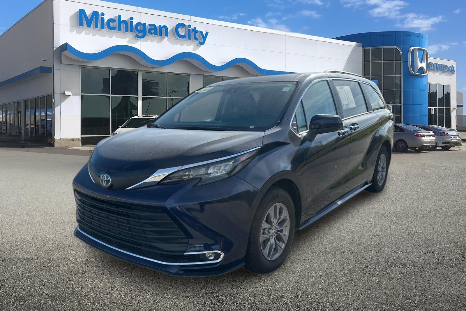 2024 Toyota Sienna XLE's photo