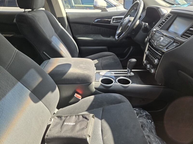 2016 Nissan Pathfinder SV photo 2