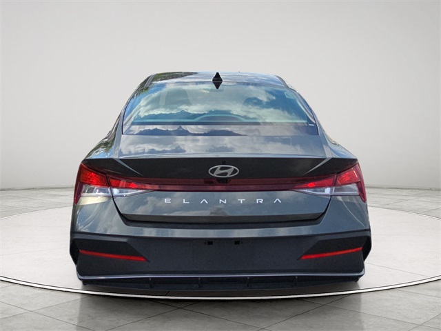2024 Hyundai Elantra SEL photo 4