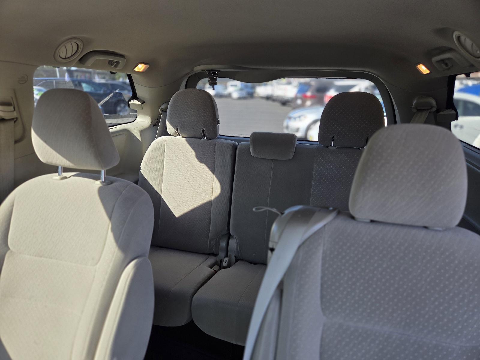 2017 Toyota Sienna LE photo 4