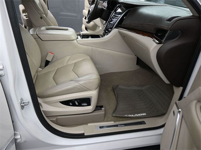 2017 Cadillac Escalade ESV Luxury photo 12