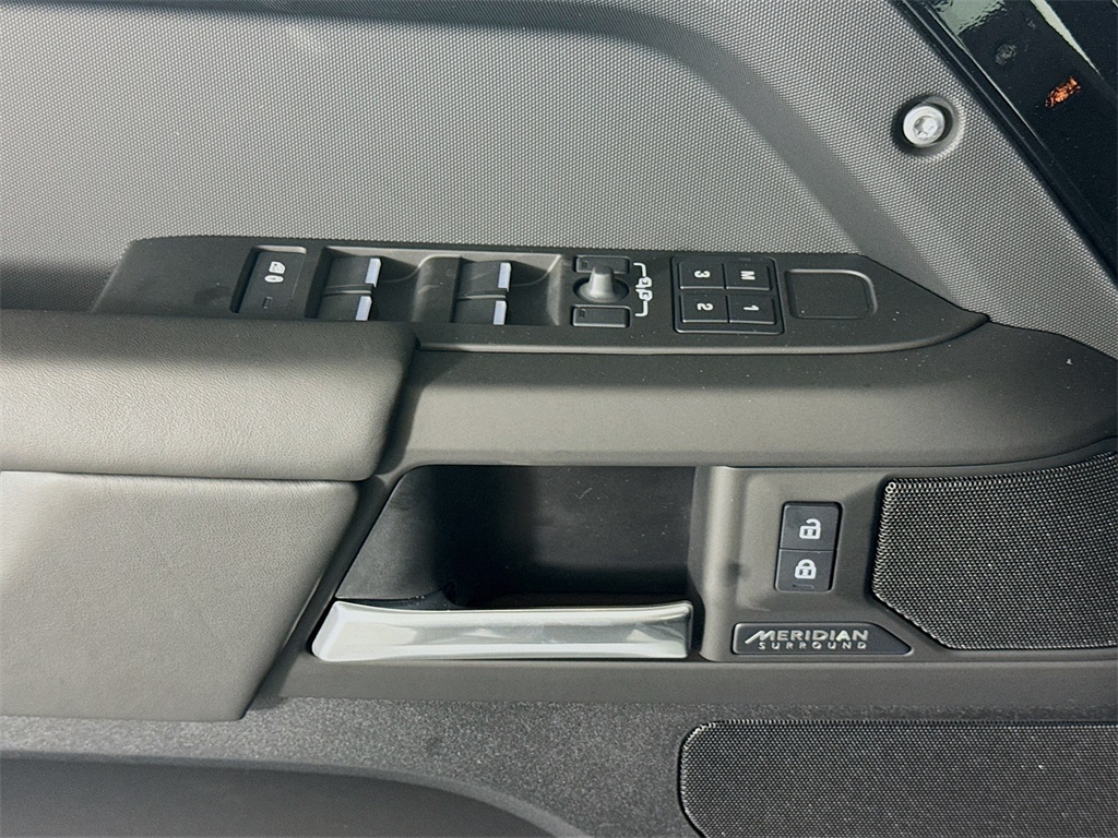 2025 Land Rover Defender 130 X-Dynamic SE photo 16