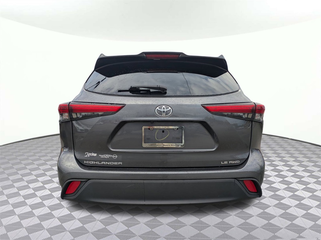 2022 Toyota Highlander LE photo 2