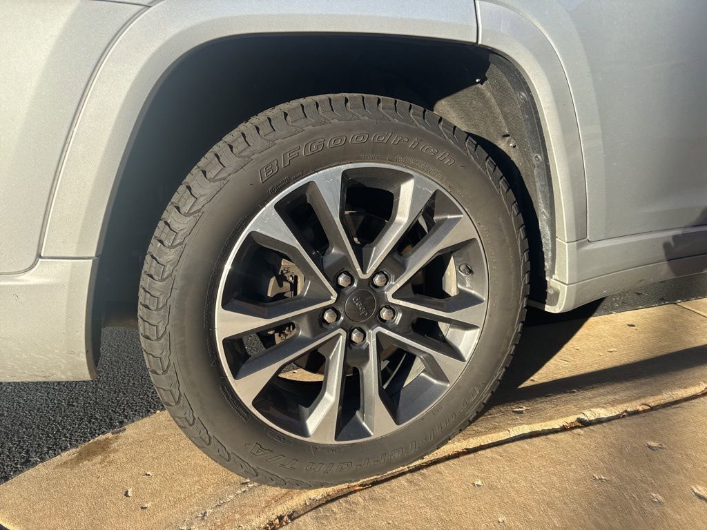 2021 Jeep Grand Cherokee Overland photo 3