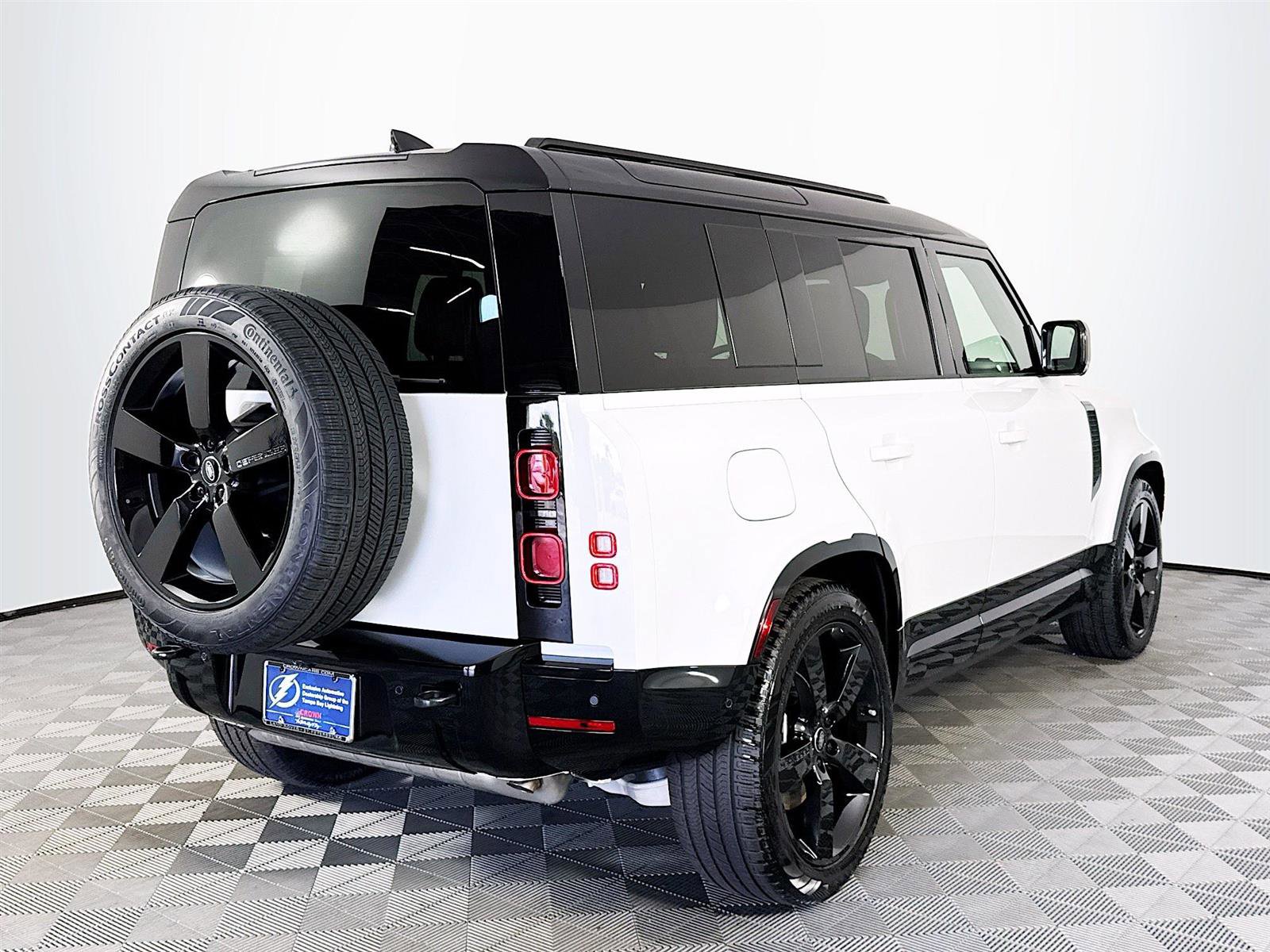 2025 Land Rover Defender 110 X-Dynamic SE photo 3