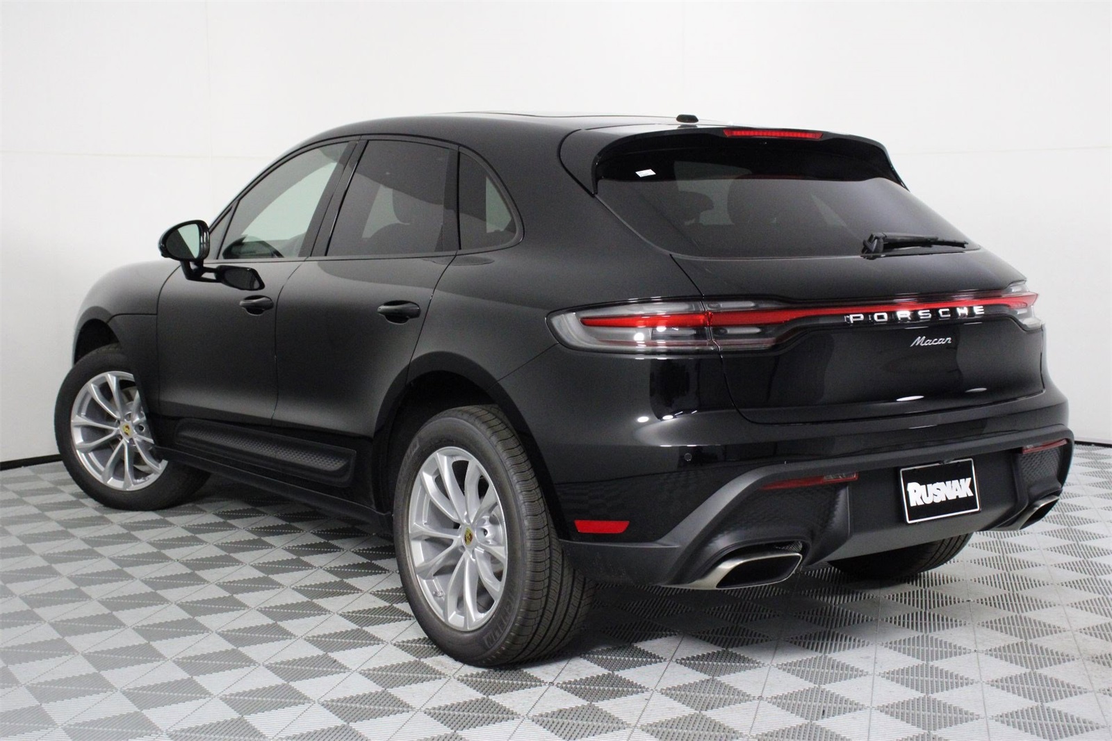 2026 Porsche Macan T photo 2