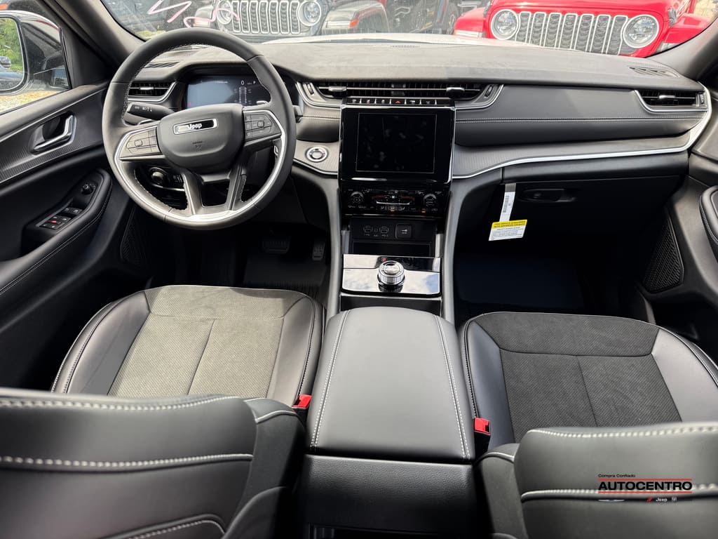 2025 Jeep Grand Cherokee Laredo Altitude photo 2