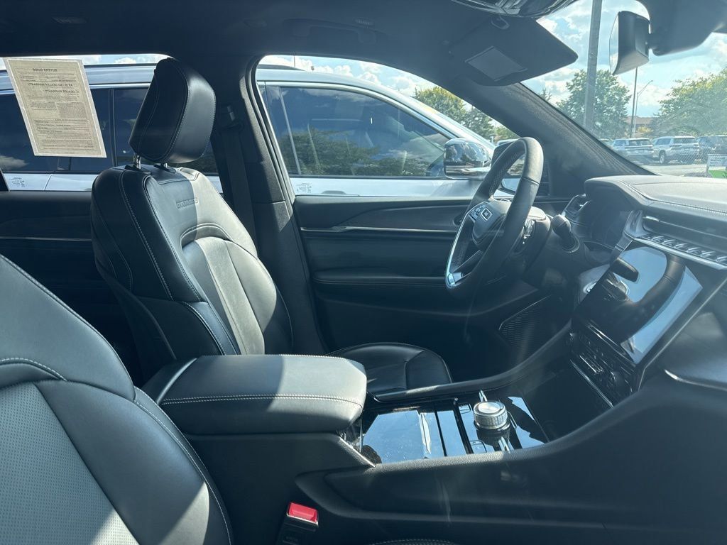 2023 Jeep Grand Cherokee Overland photo 4