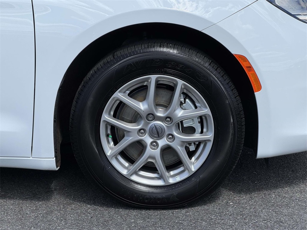2025 Chrysler Voyager LX photo 11