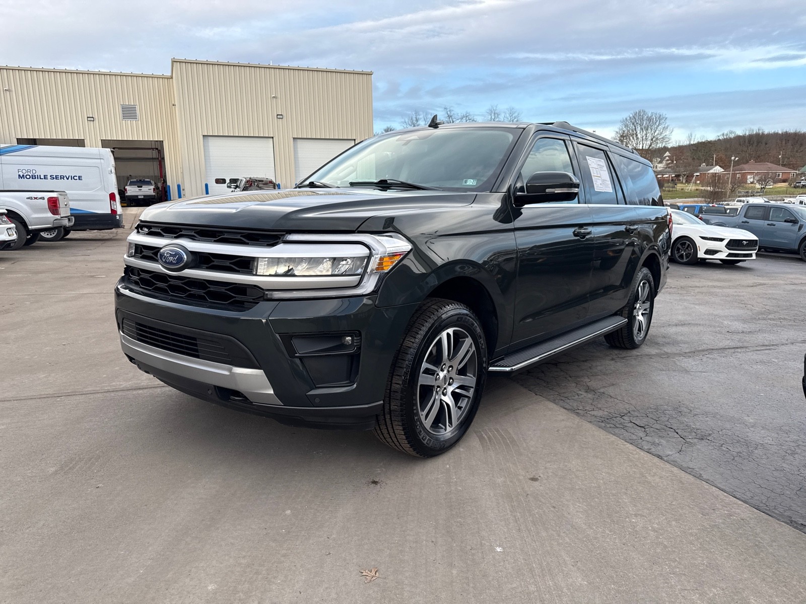 2023 Ford Expedition XLT's photo