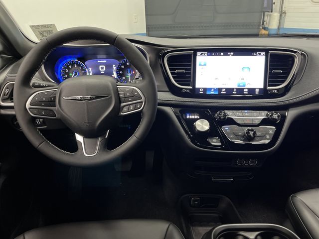 2025 Chrysler Pacifica photo 5