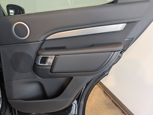 2025 Land Rover Discovery SE photo 25