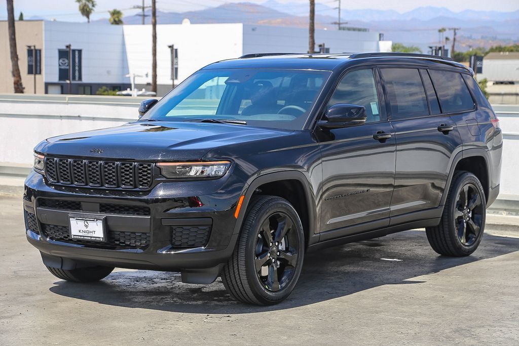 2025 Jeep Grand Cherokee Laredo Altitude photo 3