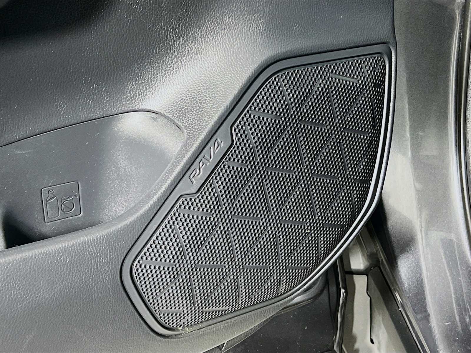 2019 Toyota RAV4 XLE photo 2