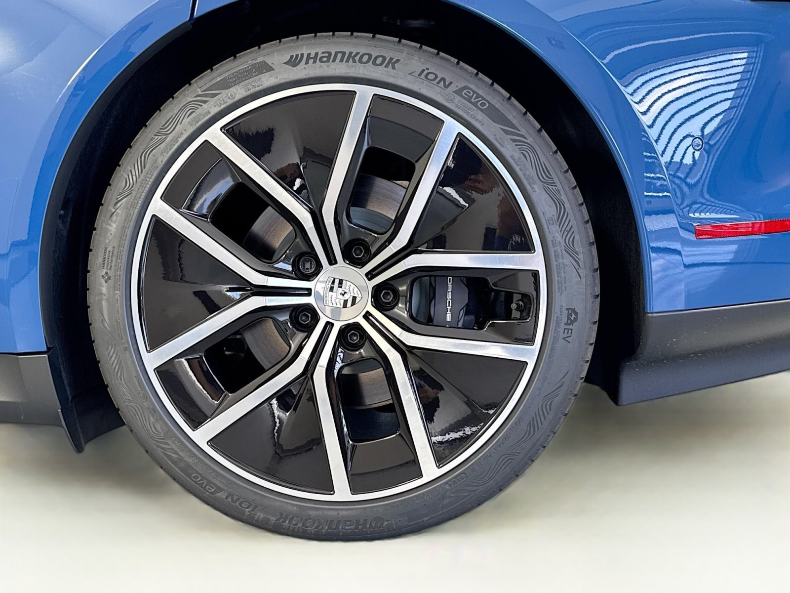 2025 Porsche Taycan photo 24