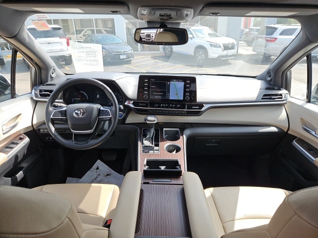 2023 Toyota Sienna XLE photo 18