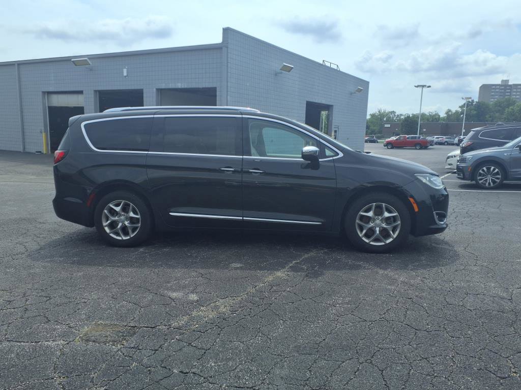 Used 2017 Chrysler Pacifica Limited with VIN 2C4RC1GG6HR505484 for sale in Florissant, MO