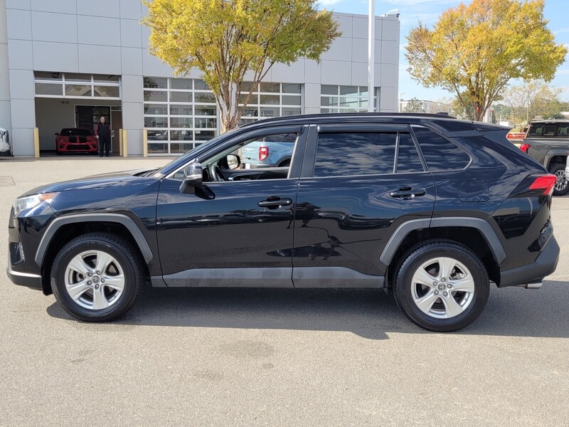 2019 Toyota RAV4 XLE photo 3